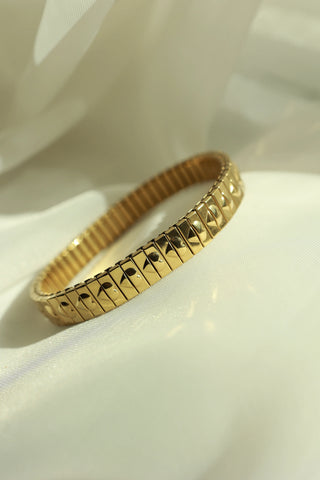 GOLD STRETCH BRACELET WITH HEART DESIGN 