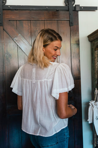 WHITE FLUTTER SLEEVE TOP