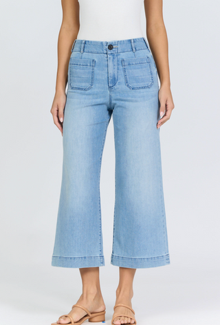 Light blue jeans cropped with front pockets