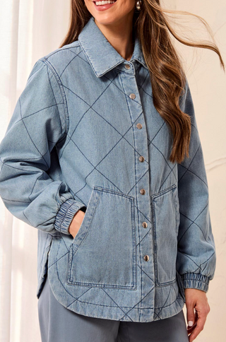 QUILTED LIGHT WASH DENIM JACKET WITH FRONT BUTTON CLOSURE 