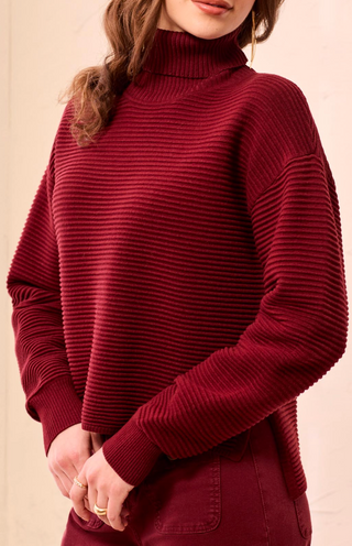 RIBBED MOCK NECK BURGUNDY SWEATER