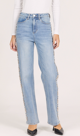 LIGHT WASH BLUE JEANS WITH JEWELED EMBLISHMENT ON THE SIDE OF THE LEGS 
