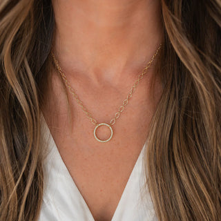 GOLD NECKLACE WITH CIRCLE PENDANT 